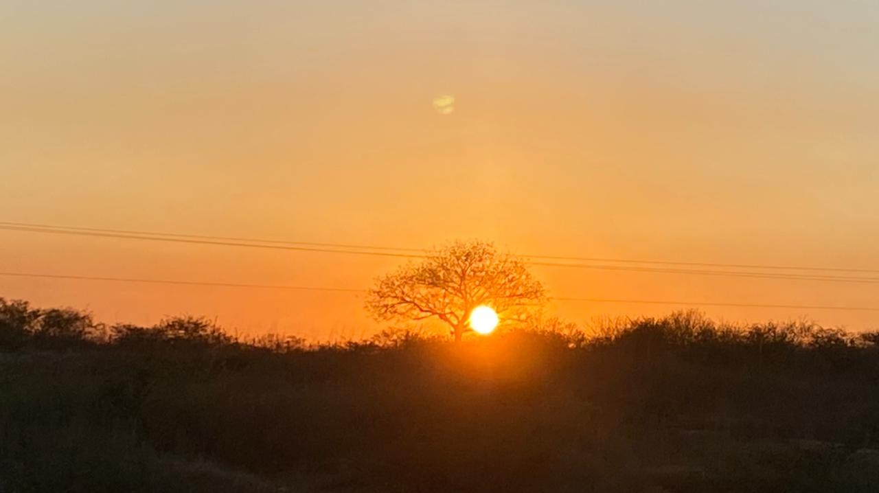 Fim de semana com céu variando entre parcialmente nublado e claro em todas as regiões