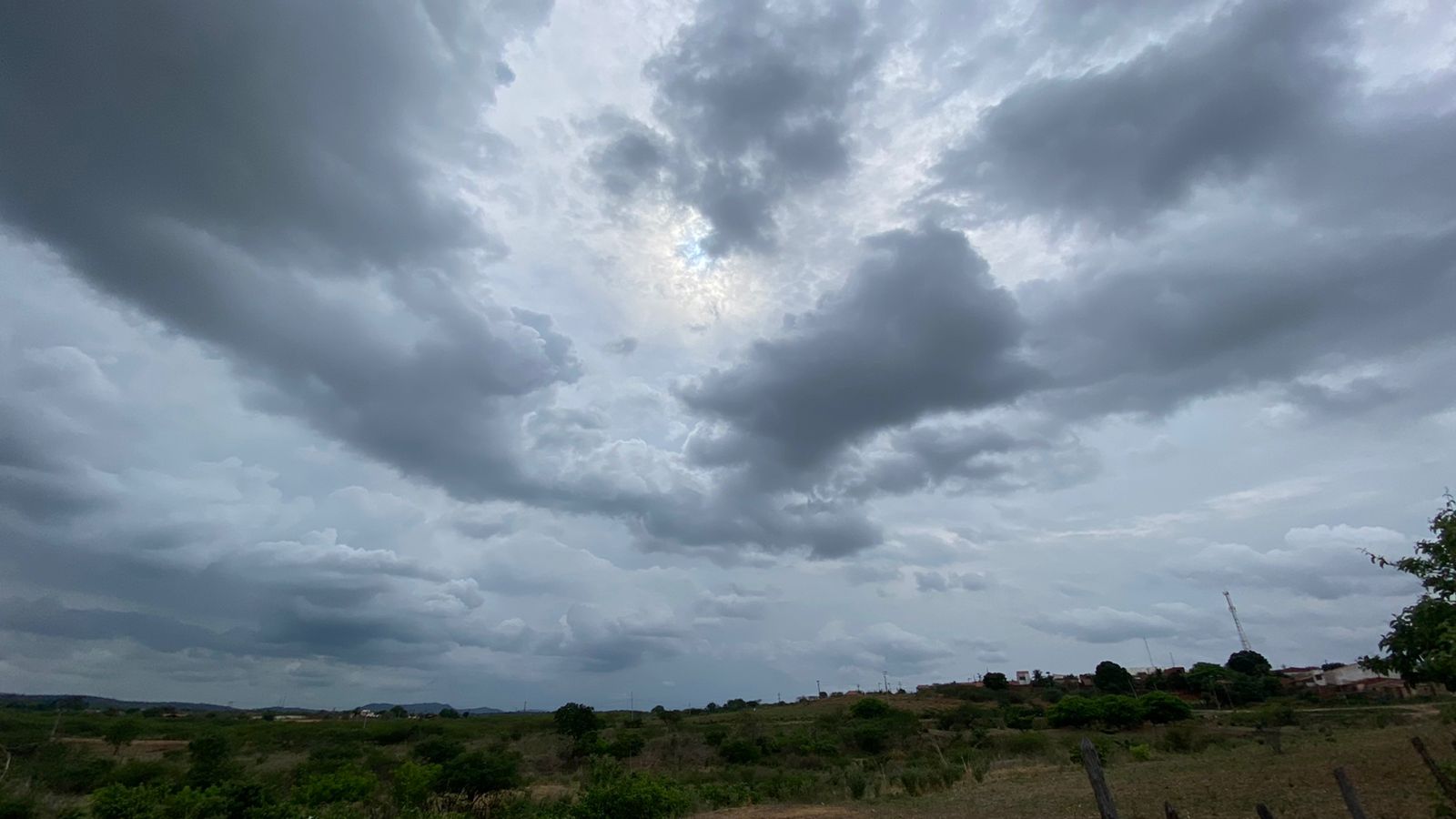Chove em cerca de 150 municípios entre domingo (26) e segunda-feira (27)