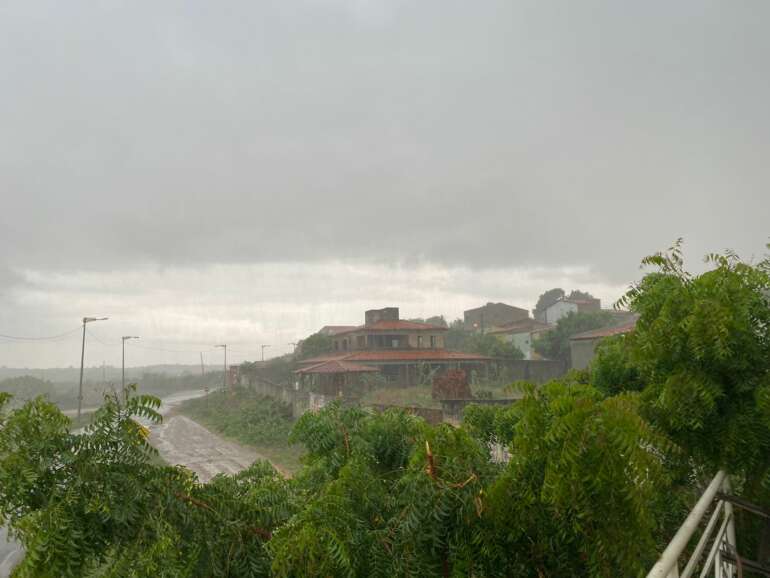 Chove em mais de 90 municípios entre sábado (25) e domingo (26)