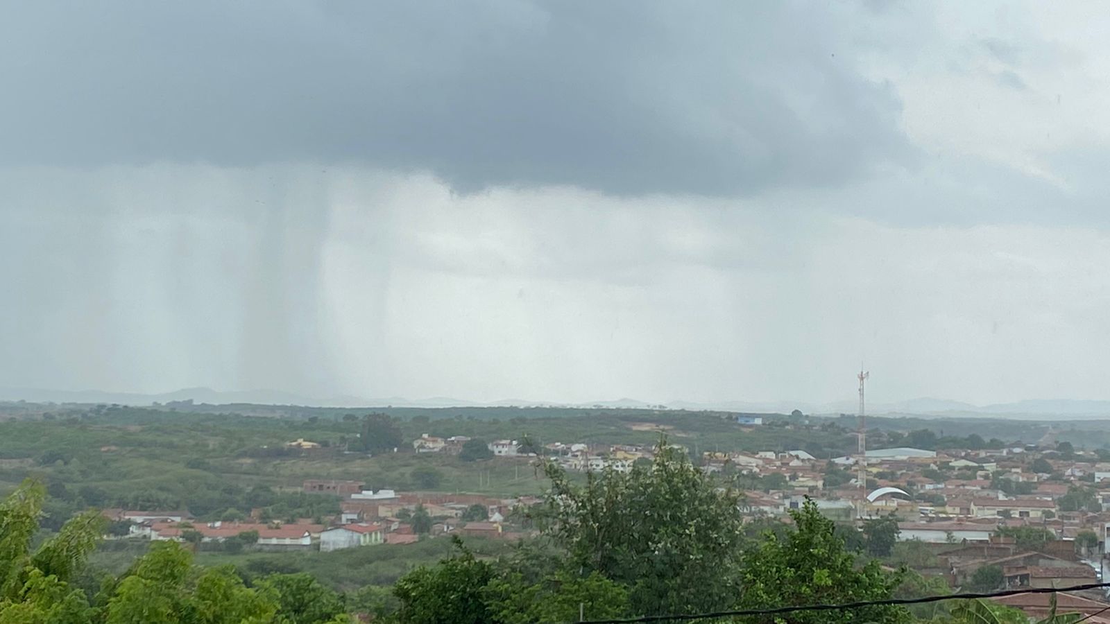 Chove em mais de 80 municípios no último dia de 2021