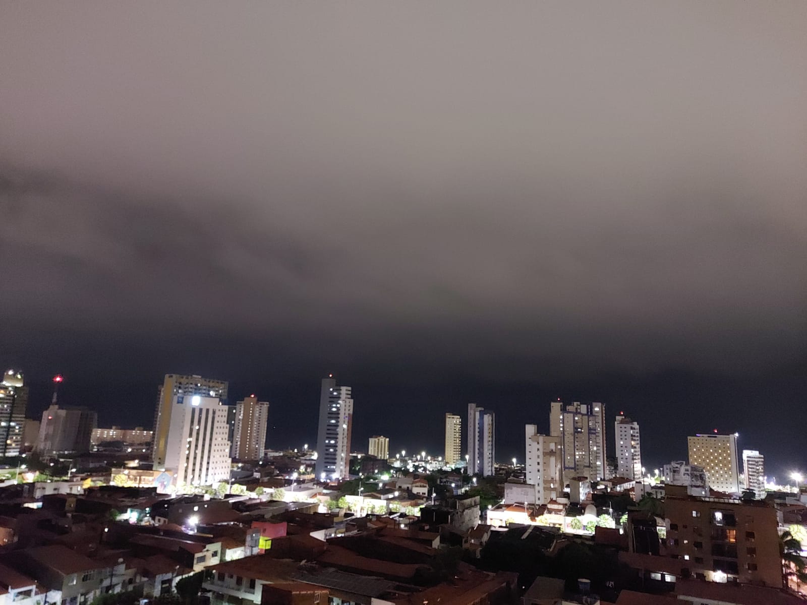 Início de semana apresenta alta possibilidade de chuva em todas as macrorregiões; confira detalhes