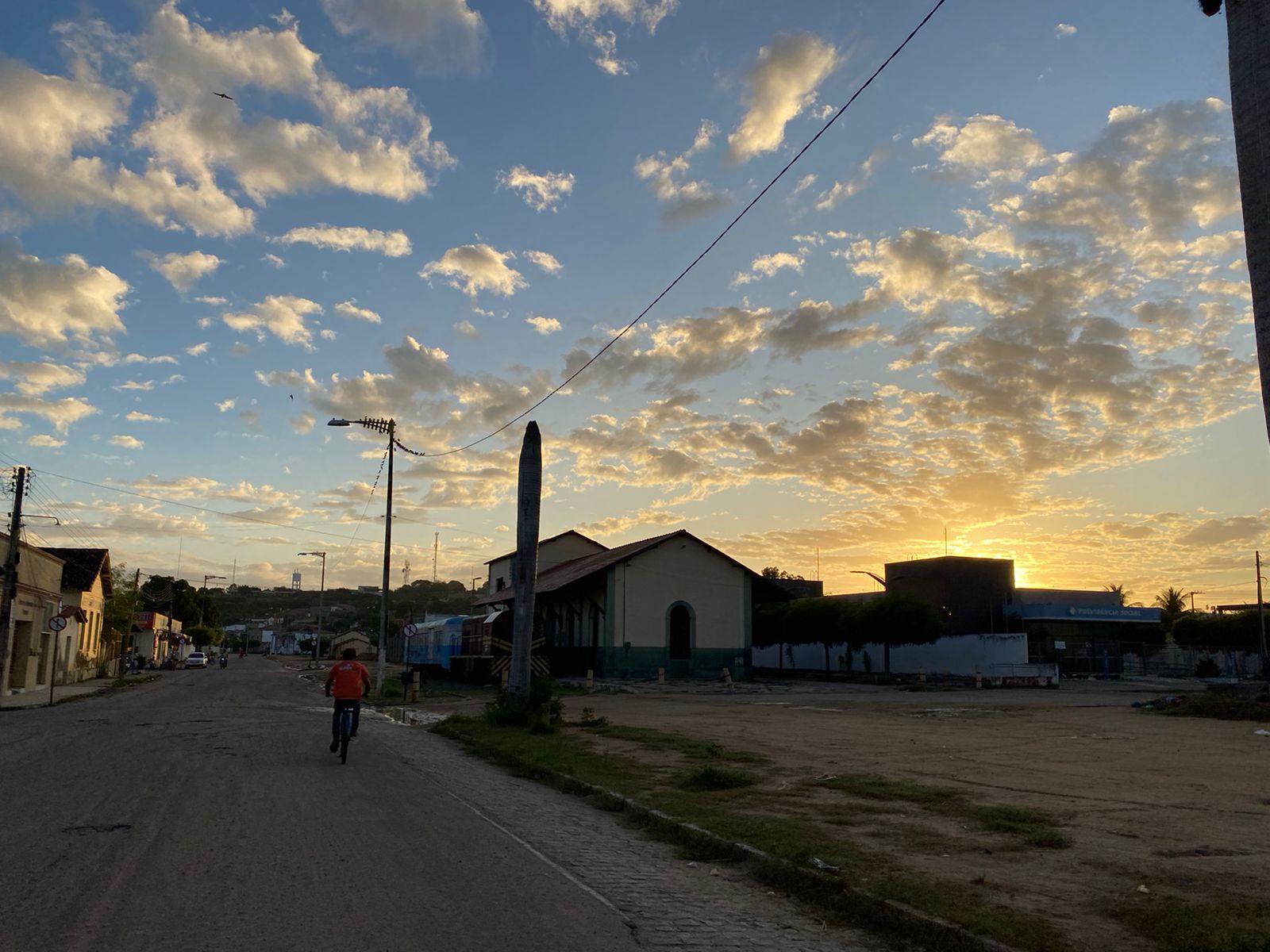 Ceará deve seguir com poucas nuvens e chuvas passageiras até quarta-feira (15)