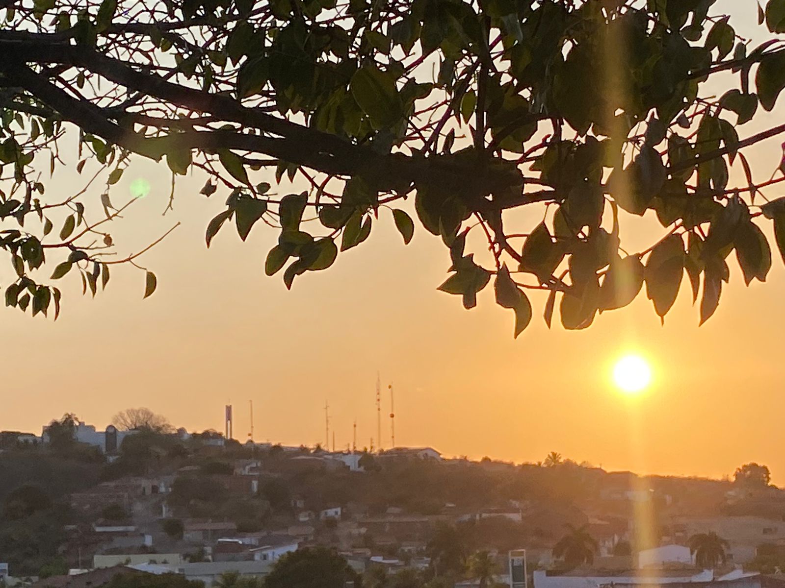 Previsão indica máximas em torno de 38 ºC e umidade com taxas de atenção