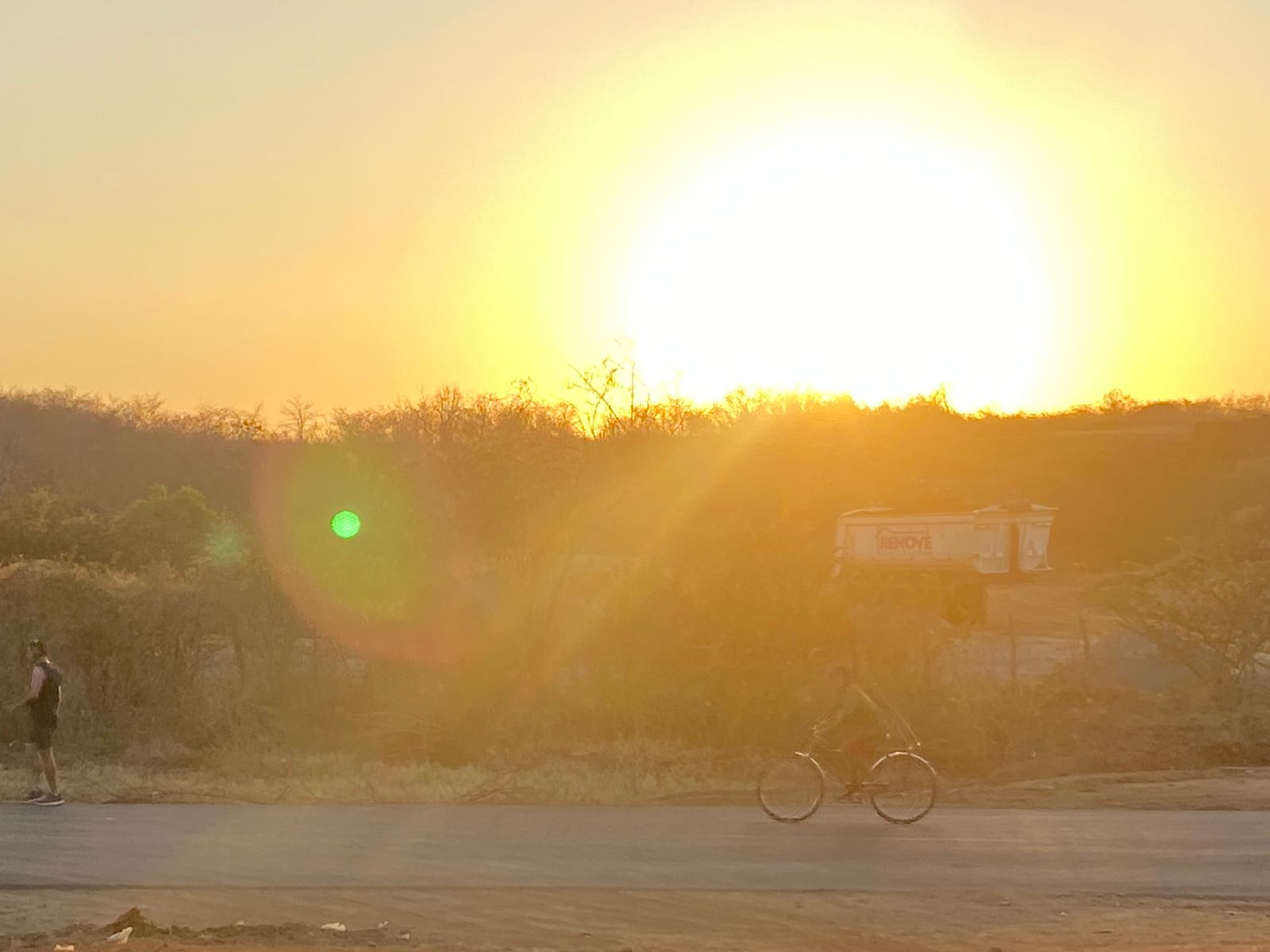 Início de outubro: máximas em torno de 39 °C e umidade chegando a 15%