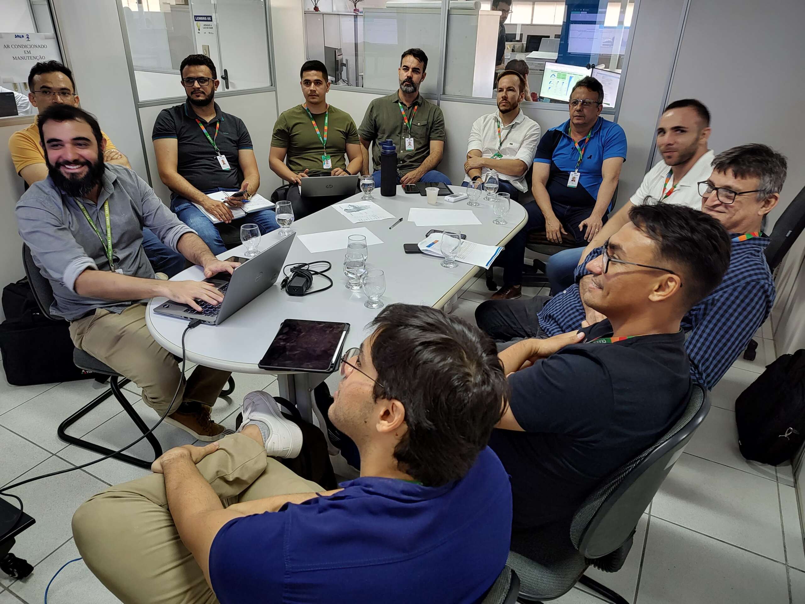 Durante o evento, os participantes foram divididos em grupos para observar possíveis mudanças nas operações dos açudes (FOTO: Cogerh/Divulgação)