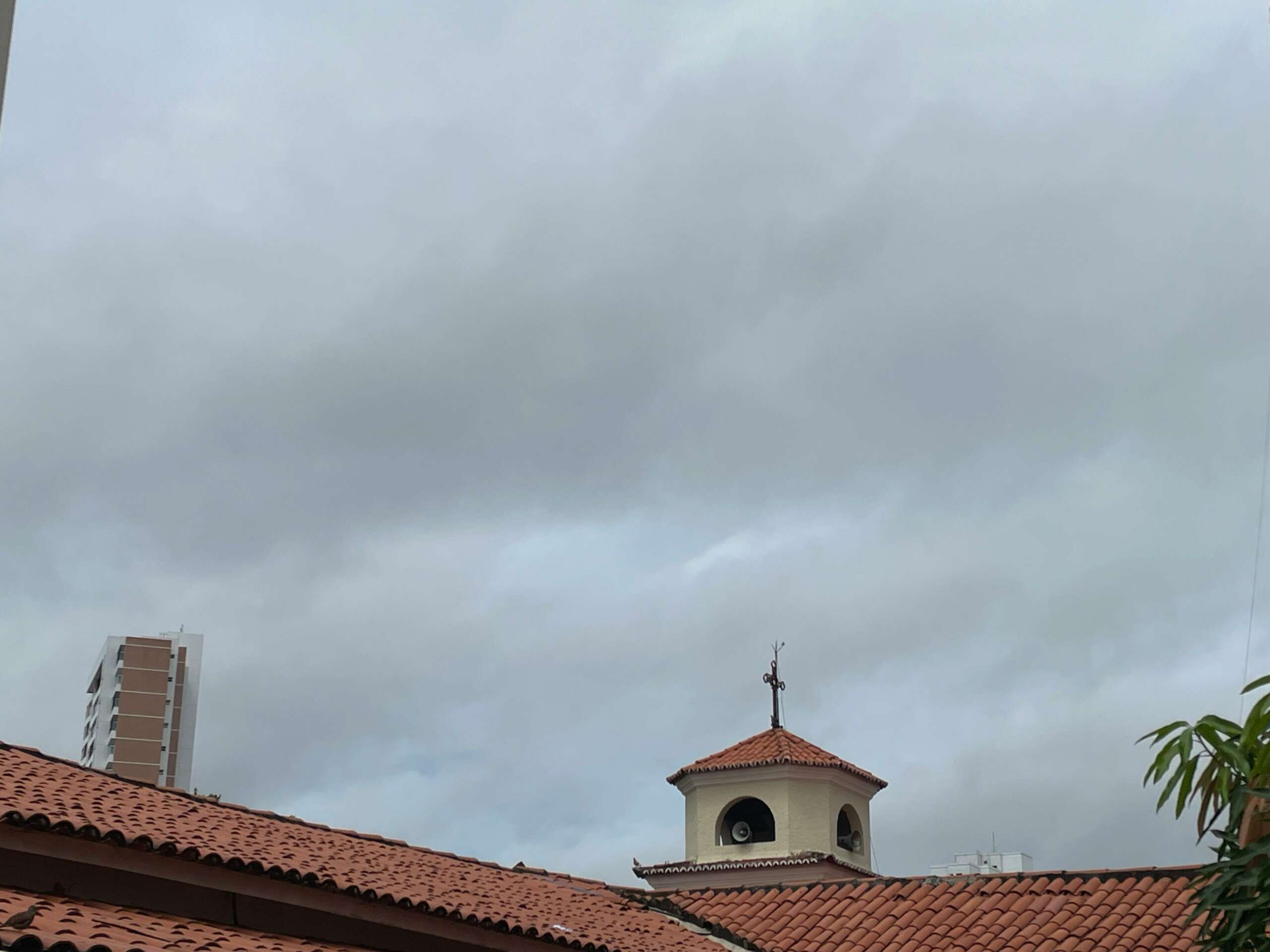 Fim de semana chega com condições para chuvas isoladas no litoral e centro-sul