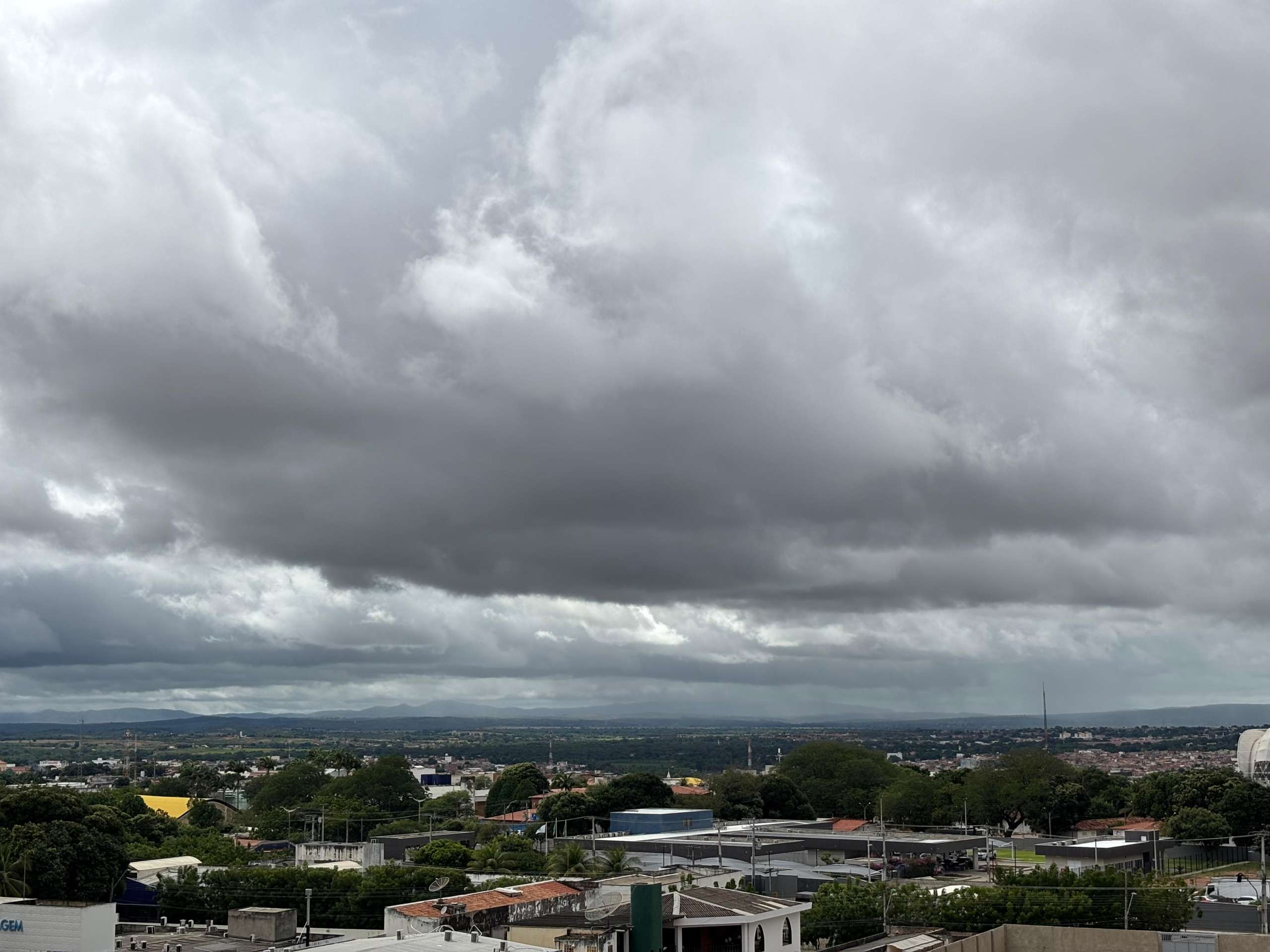 Ceará deve ter fim de semana com chuvas isoladas e ventos fortes em áreas litorâneas e serranas