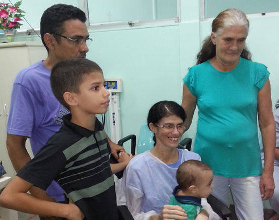 Hospital de Messejana promove reencontro de paciente transplantada com os filhos
