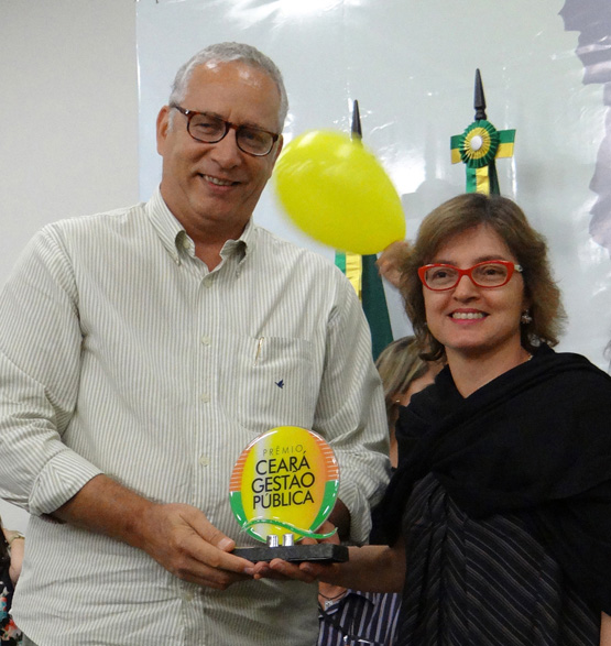 Festa na hora de receber o Prêmio Ceará Gestão Pública