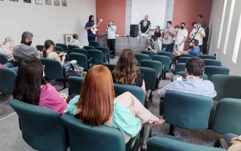 Banda criada por pacientes com esquizofrenia se apresenta no HSM