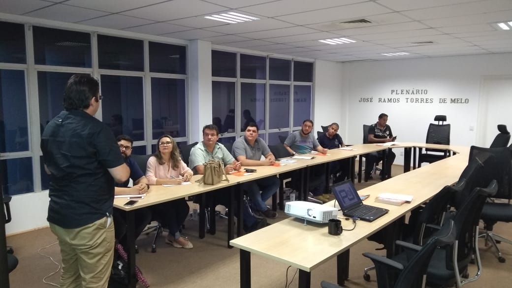 Jucec capacita equipe do Caminhão do Cidadão