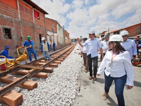 VLT: governador visita obras do trecho Borges de Melo-Papicu