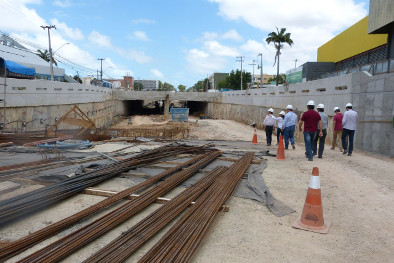Secretário Lucio Gomes acompanha montagem de tuneladoras e obras do Ramal Parangaba-Mucuripe