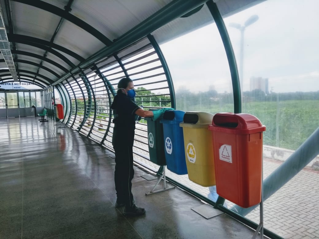 Veja fotos das ações de limpeza nos trens e estações