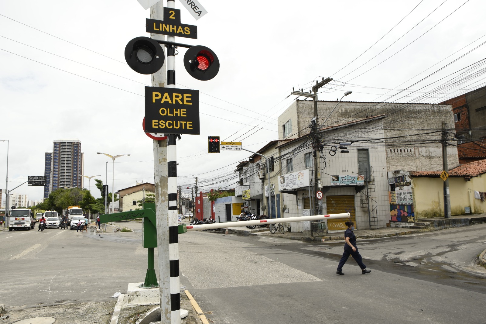 Metrofor e Detran promovem blitzes educativas para prevenir colisões de carros com trens.