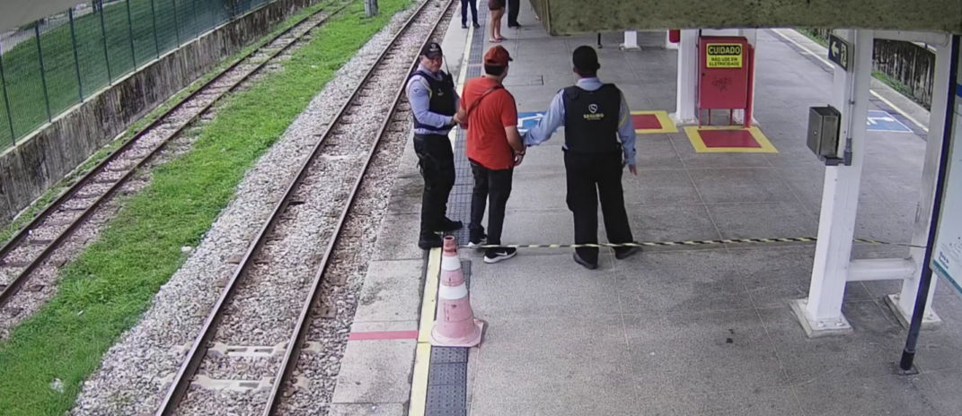 Agentes da Metrofor detêm suspeito de importunação sexual e entregam-no à Polícia Militar