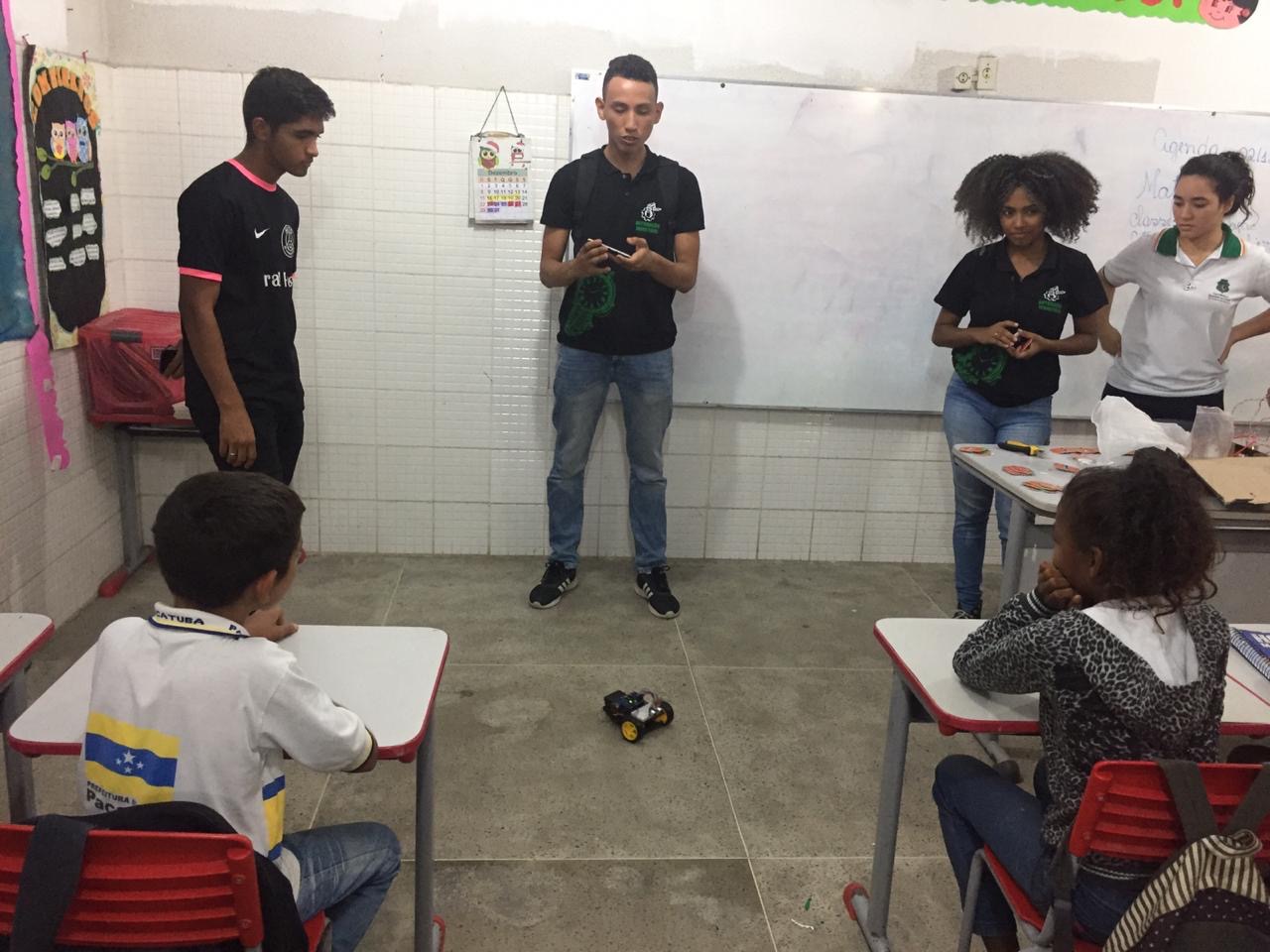 Geração do Conhecimento 5.0: estagiários desenvolvem micro robô colaborativo no Nutec