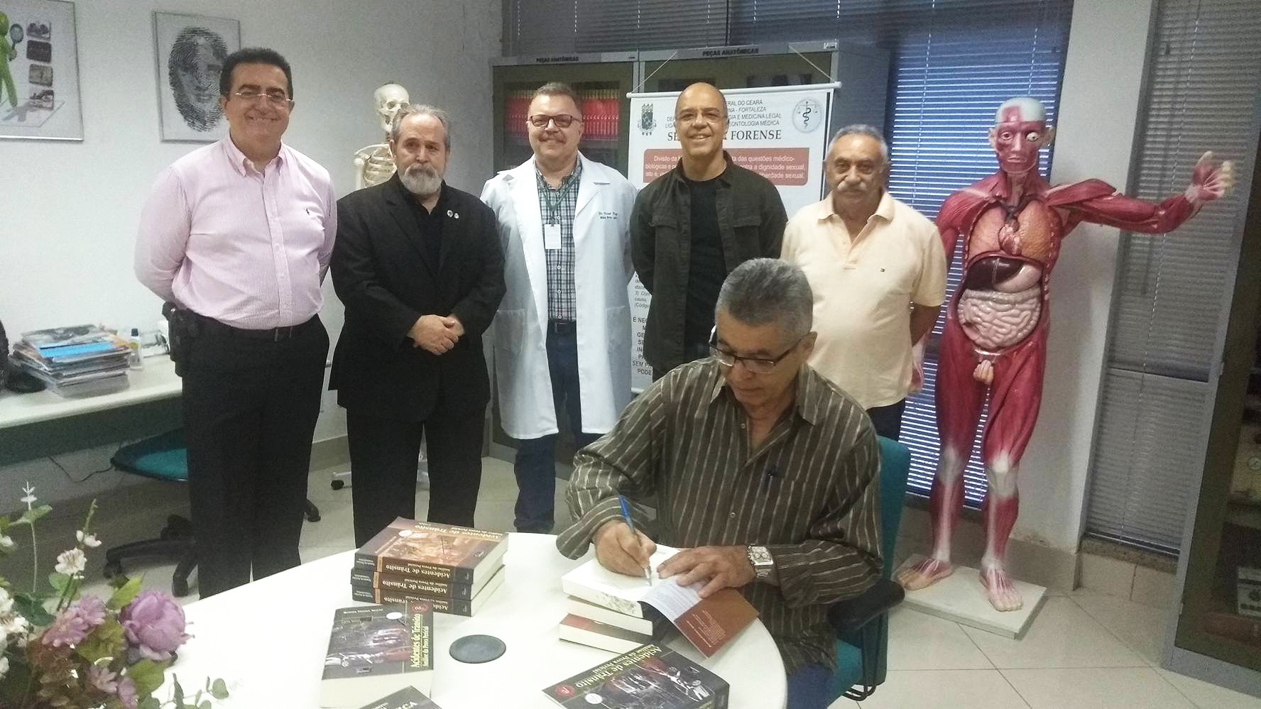 Centro de Estudos da Pefoce recebe livros do professor Ranvier Feitosa Aragão