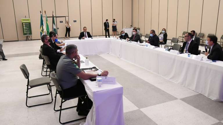 Perito geral da Pefoce se reúne com secretário Nacional de Segurança Pública em congresso