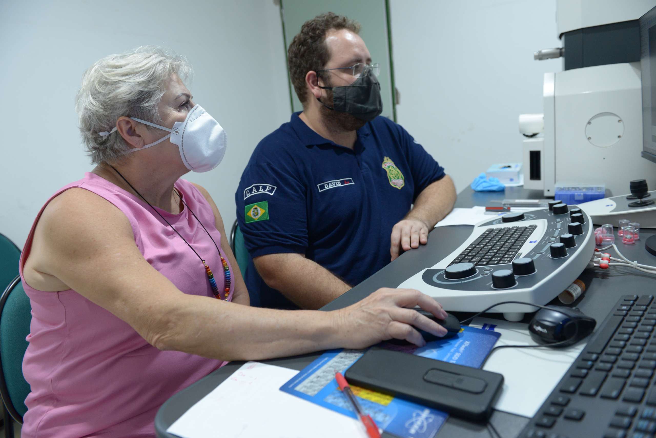Peritos criminais da Pefoce recebem treinamento em microscopia eletrônica