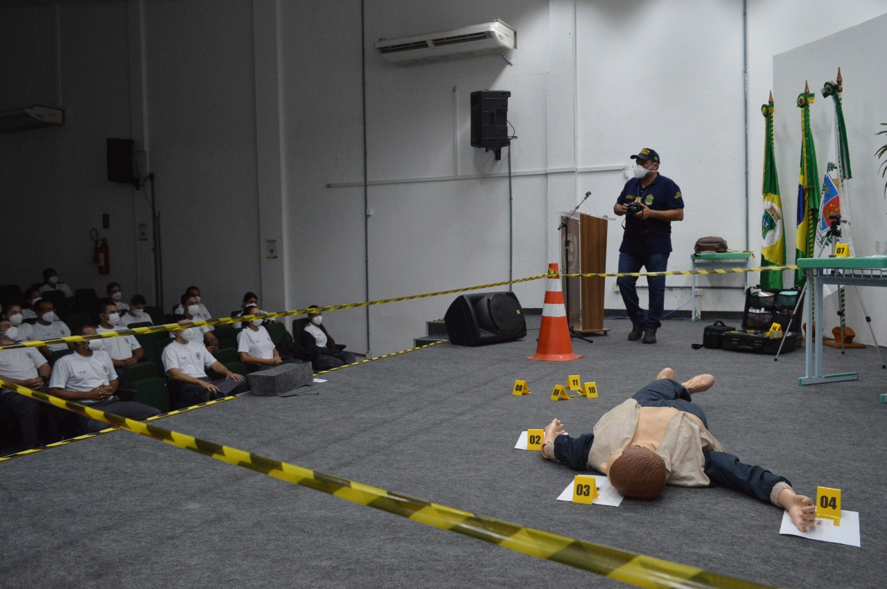 Alunos do curso de formação da Pefoce recebem aulas de fotografia forense na Aesp