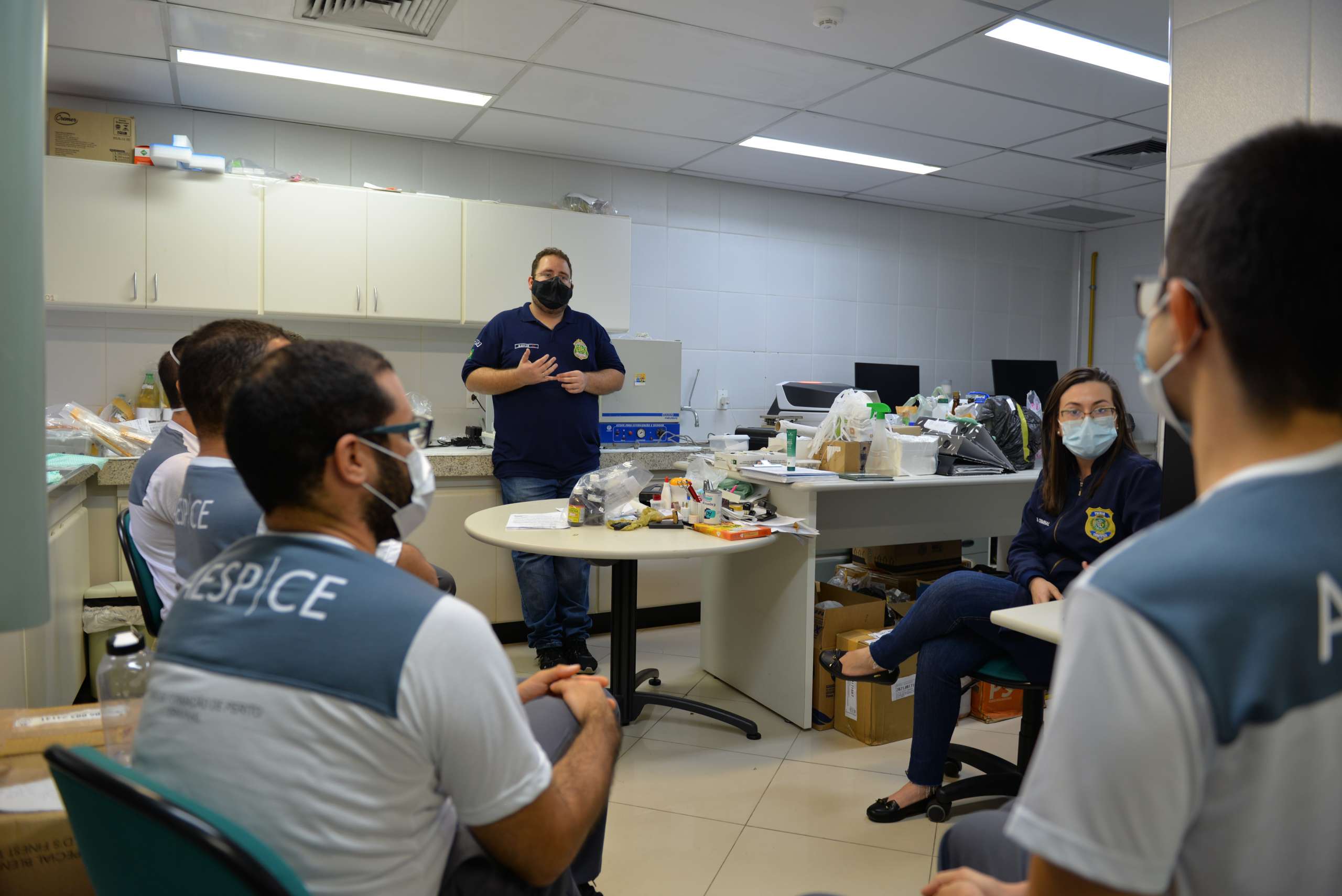 Alunos do Curso de Formação de perito criminal recebem aulas práticas no laboratório de Química da Pefoce