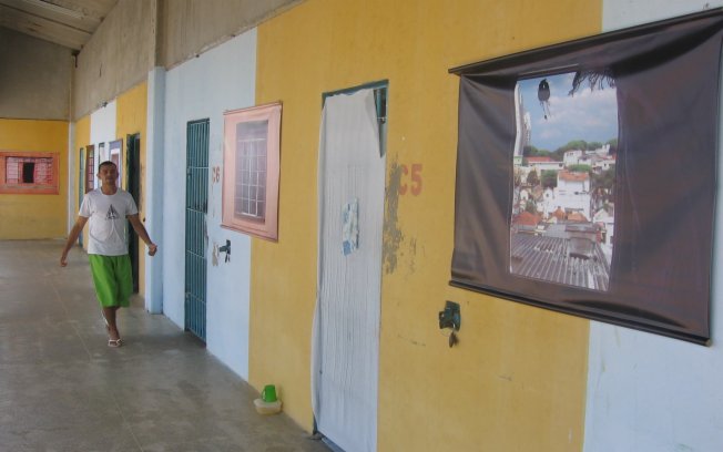 Deu na imprensa: Exposição no Ceará coloca janelas pintadas em paredes de presídio