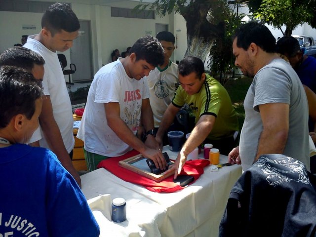 Egressos aprendem técnicas de serigrafia