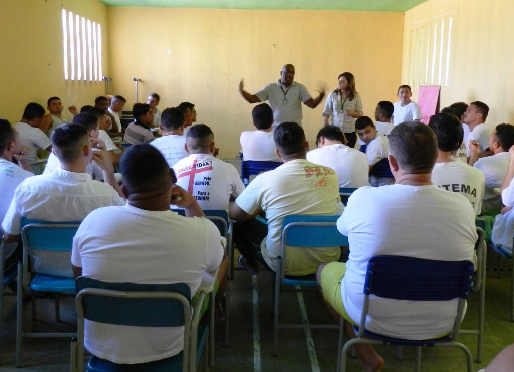 Alunos do projeto Fazer Direito recebem aula de teoria de teatro