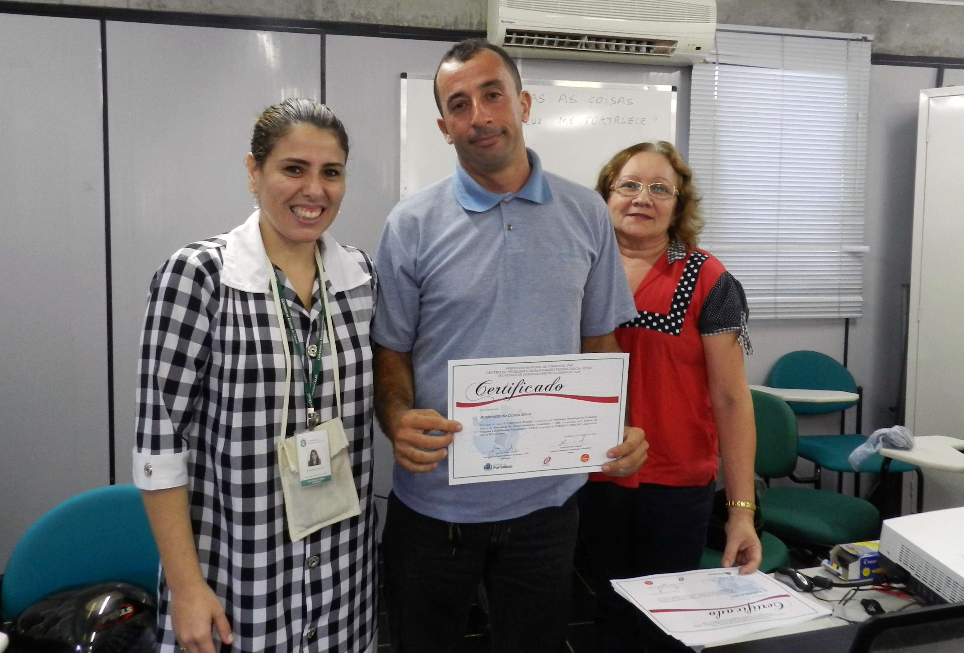 Primeira turma de egressos recebem certificados do curso de eletricista predial