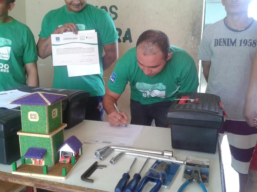 Sejus e STDS capacitam 19 internos da Cadeia de Ubajara em Mecânica de Motocicletas