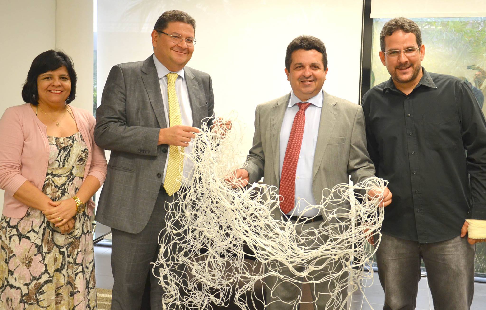 Sejus entrega material esportivo confeccionado por internos da CPPL para Sesporte
