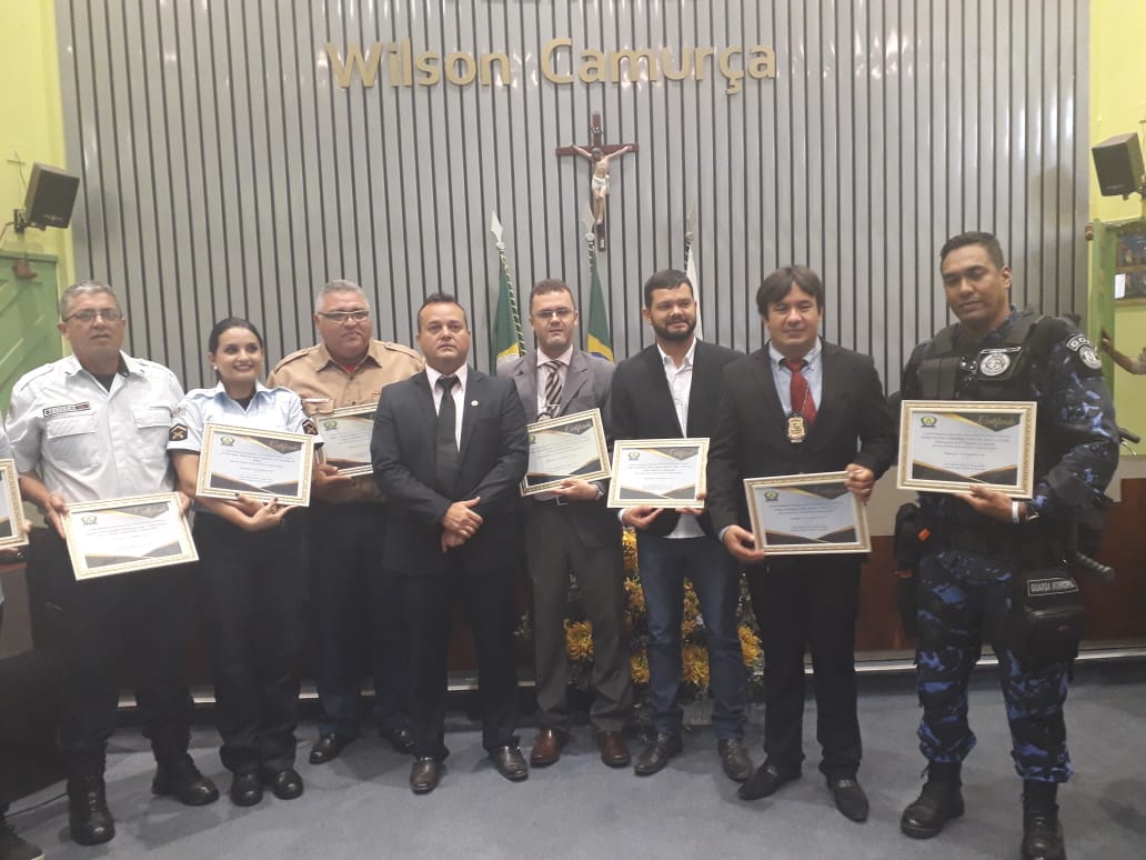 Diretor da CP de Maracanaú recebe homenagem na Câmara Municipal