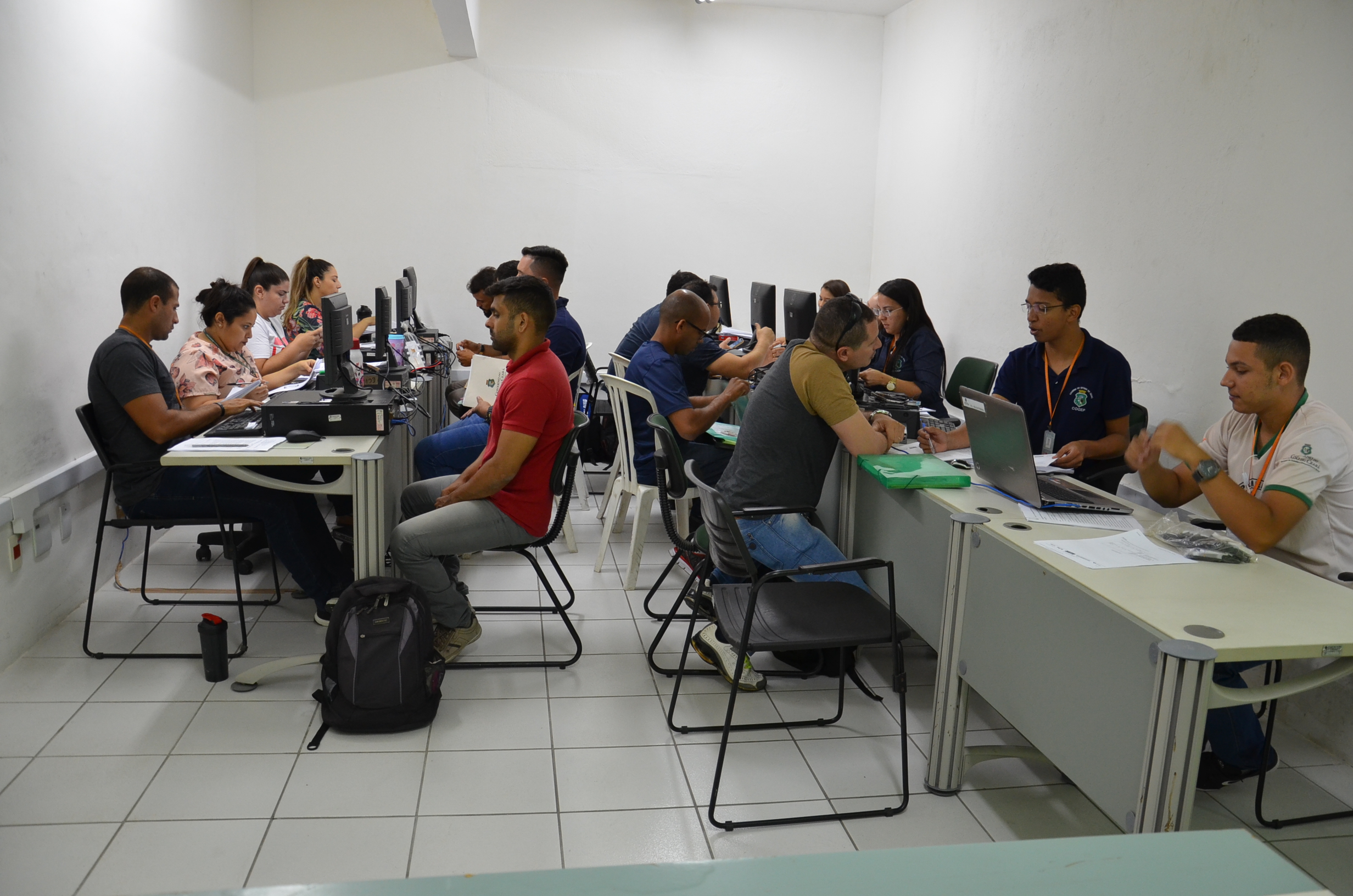 Agentes penitenciários convocados entregam documentação na sede da SAP