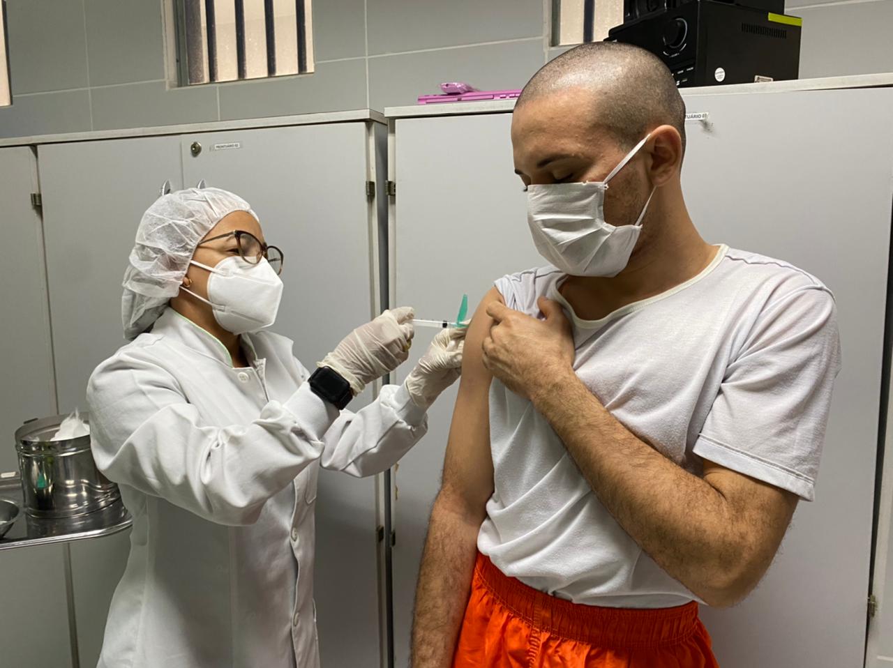 3400 internos tomam primeira dose da vacina contra Covid