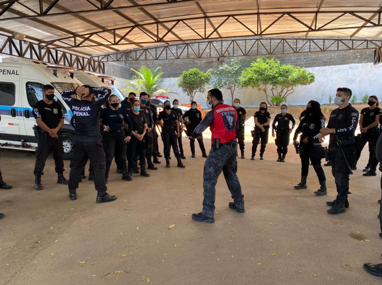 SAP promove aulas práticas de abordagem policial e algemação para os novos policiais penais