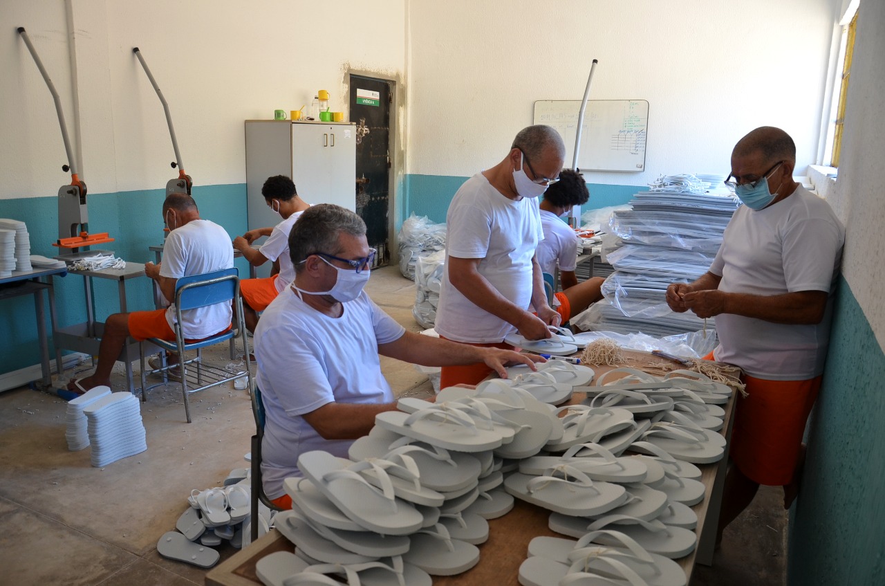 Internos produzem 300 pares de chinelos por dia no sistema prisional do Ceará