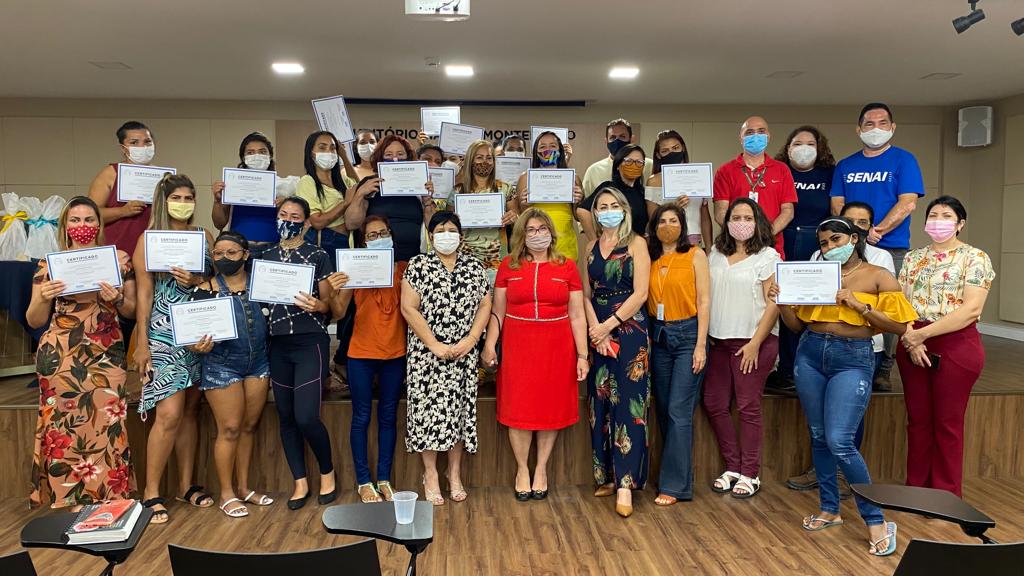 Egressas do sistema prisional são certificadas em curso de corte e costura pelo Senai Ceará