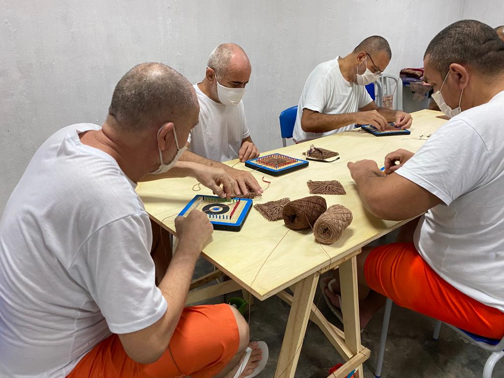 Artesanato produzido por pessoas privadas de liberdade é ampliado no sistema prisional do Ceará