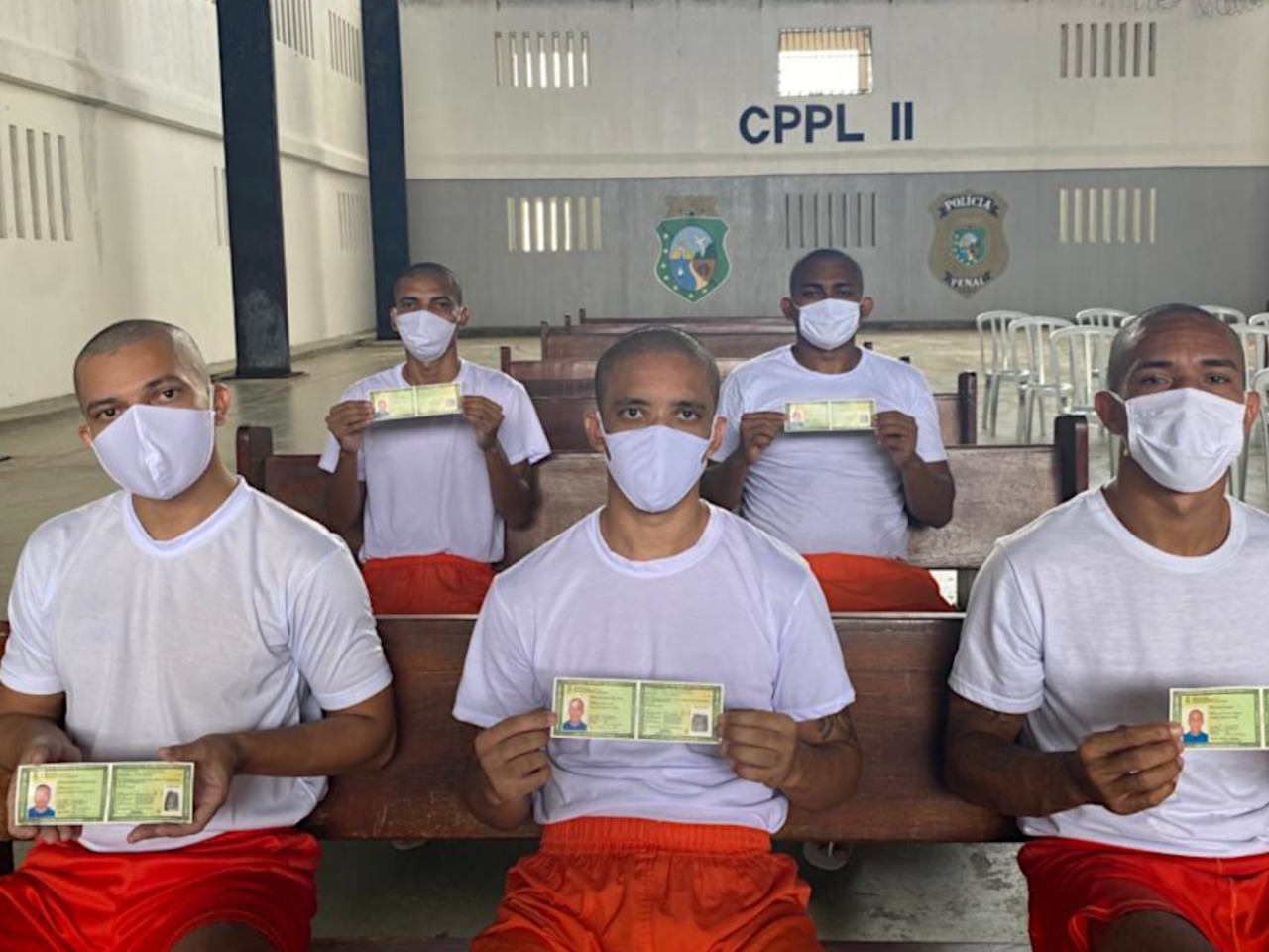 SAP entrega documentos de identidade a internos do sistema prisional cearense