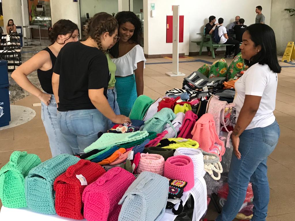Unifor recebe artesanato produzido por internos do sistema prisional cearense