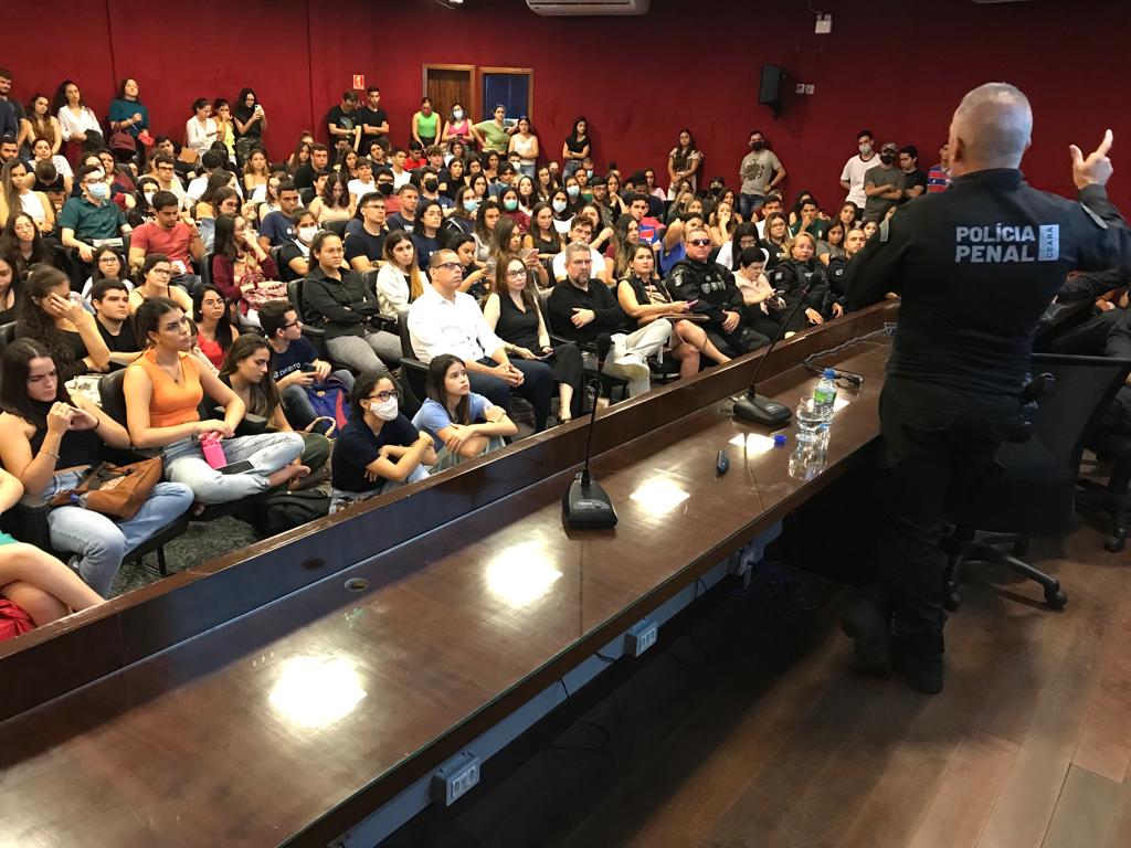 Secretário Mauro Albuquerque ministra palestra para alunos do curso de direito da Universidade de Fortaleza