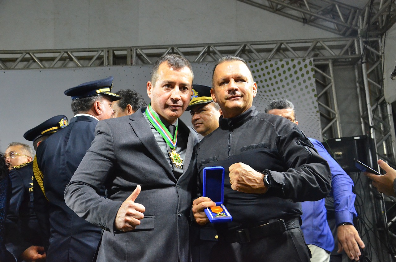 Secretário Mauro Albuquerque é agraciado com a Medalha do Mérito Policial Militar em solenidade dos 187 anos da PMCE