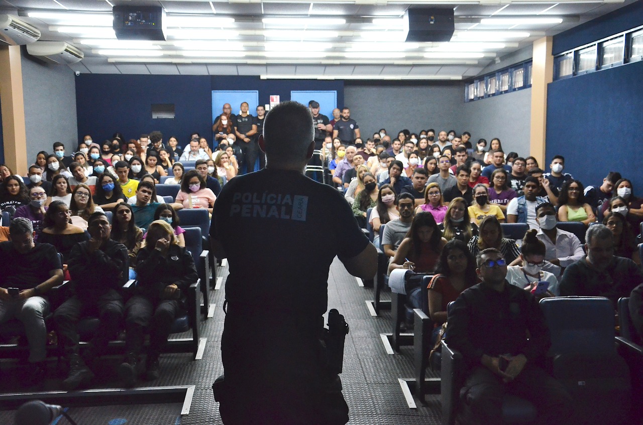 Secretário Mauro Albuquerque ministra palestra para alunos do curso de direito da Faculdade Ari de Sá