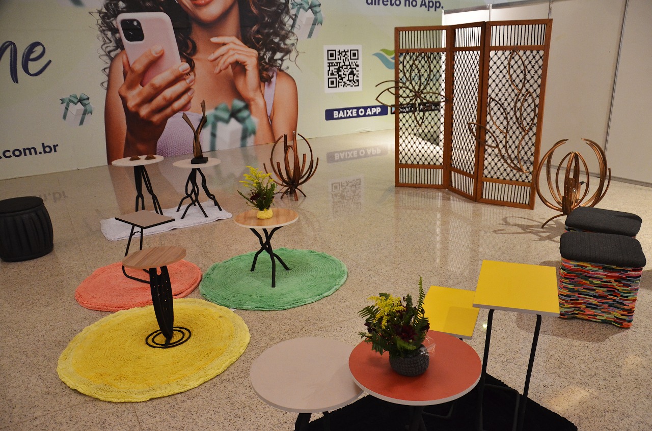 Peças artísticas produzidas com materiais recicláveis por internos do sistema prisional cearense são expostas na 15ª edição do Fórum IEP de Sustentabilidade