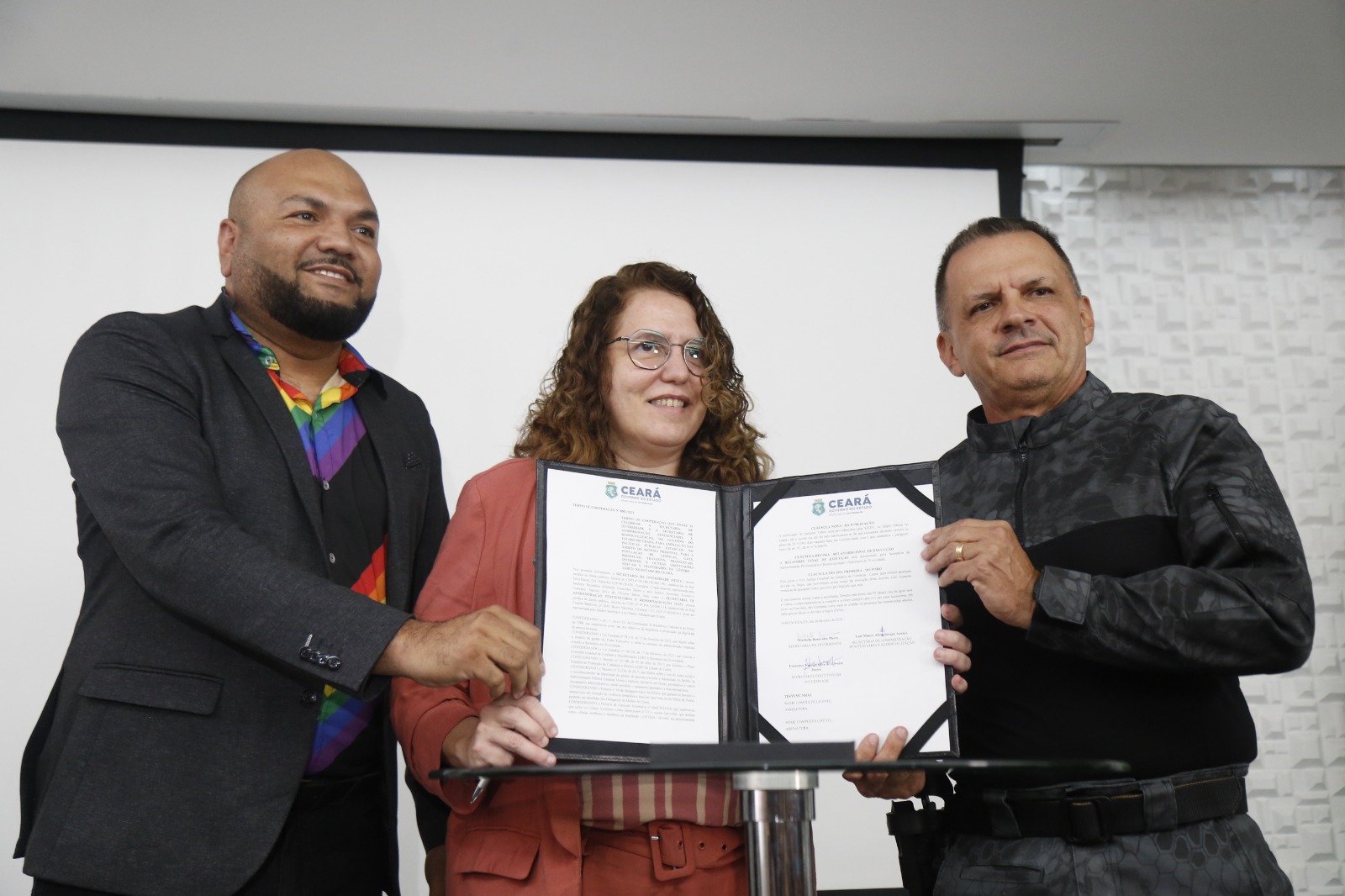 Secretário Mauro Albuquerque assina termo de cooperação com foco nos direitos e na proteção da população LGBTI+ do sistema prisional cearense