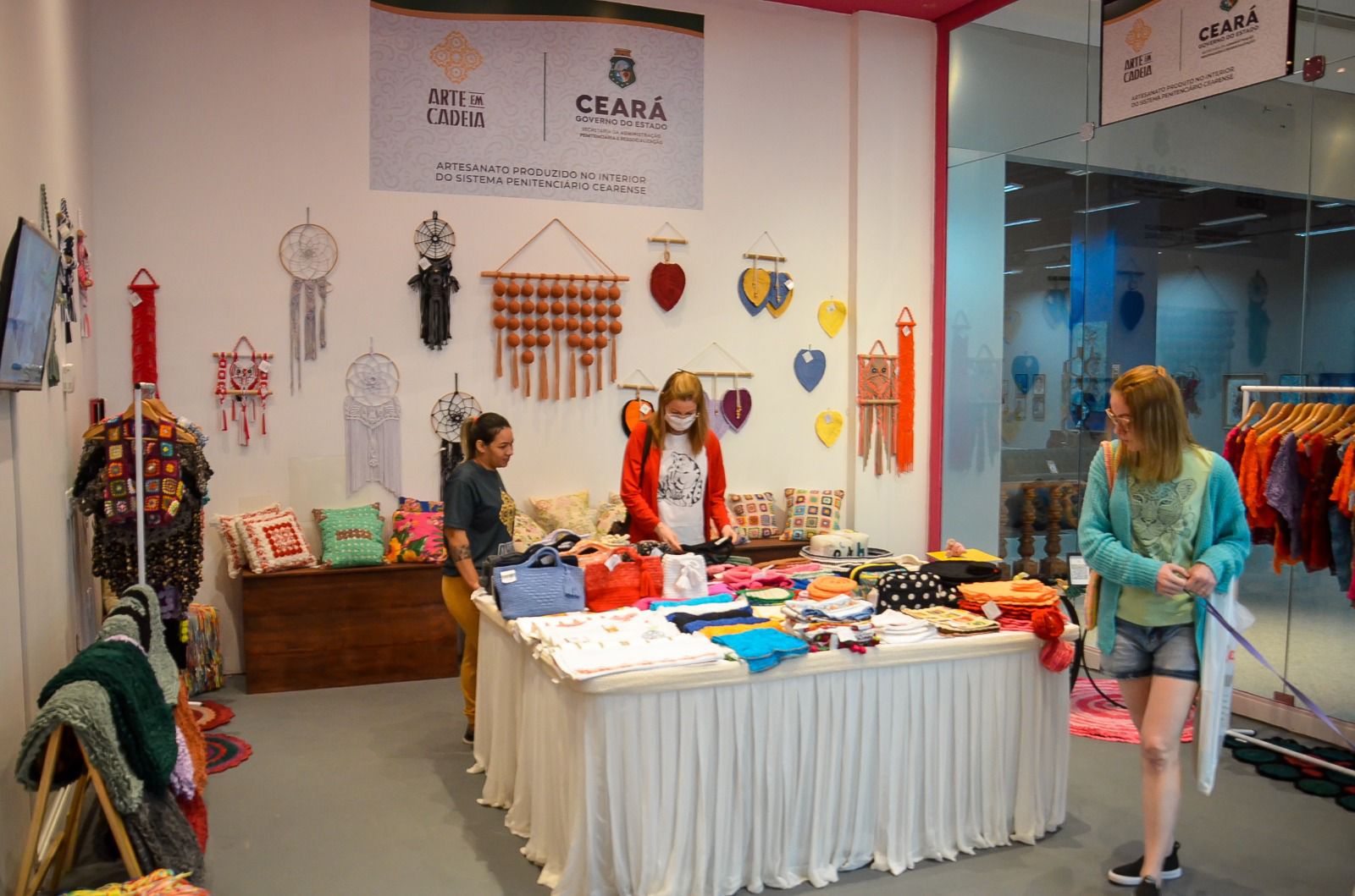 Shopping RioMar Fortaleza lança loja com artesanato produzido por internos do sistema prisional do Ceará