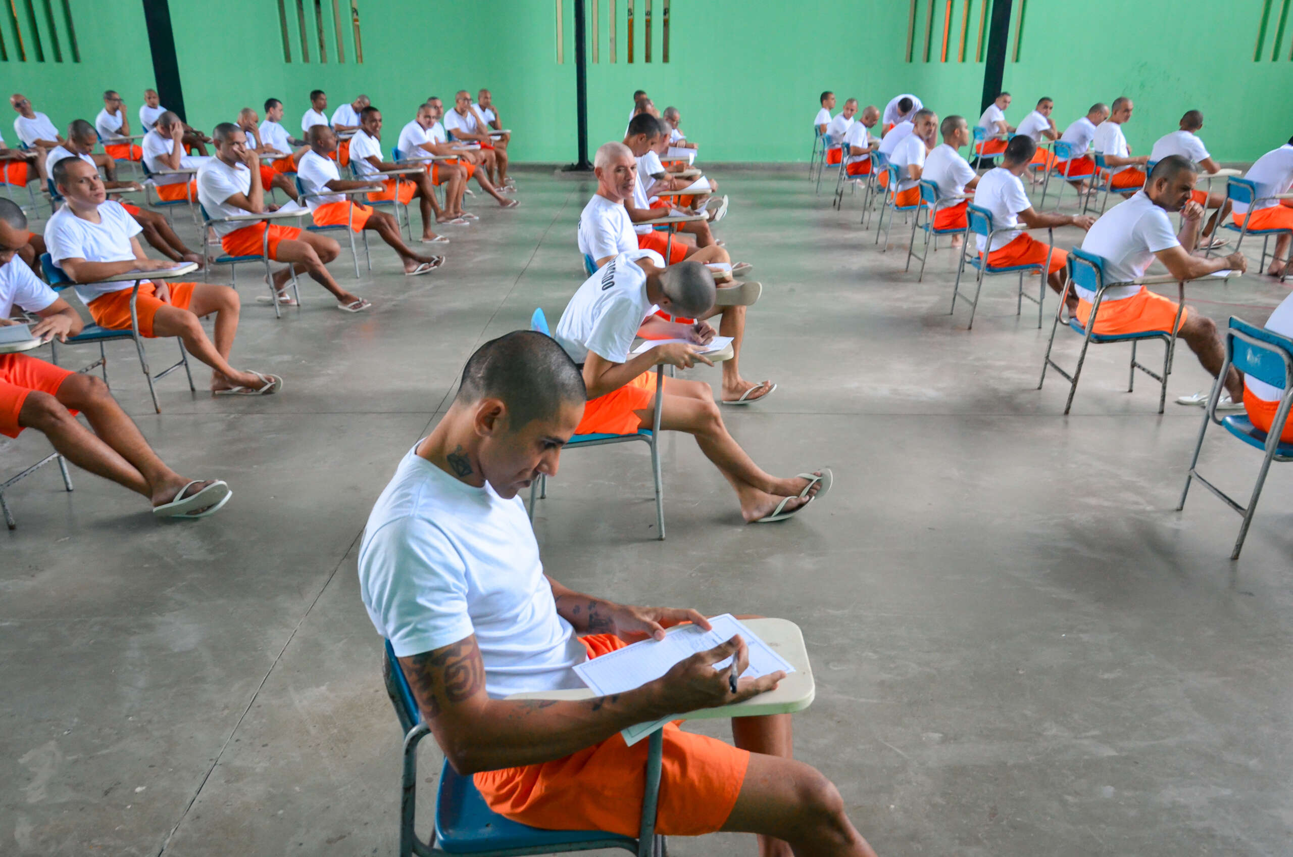Projeto Livro Aberto aplica prova do mês de agosto em 10.350 internos de 28 unidades prisionais do Ceará