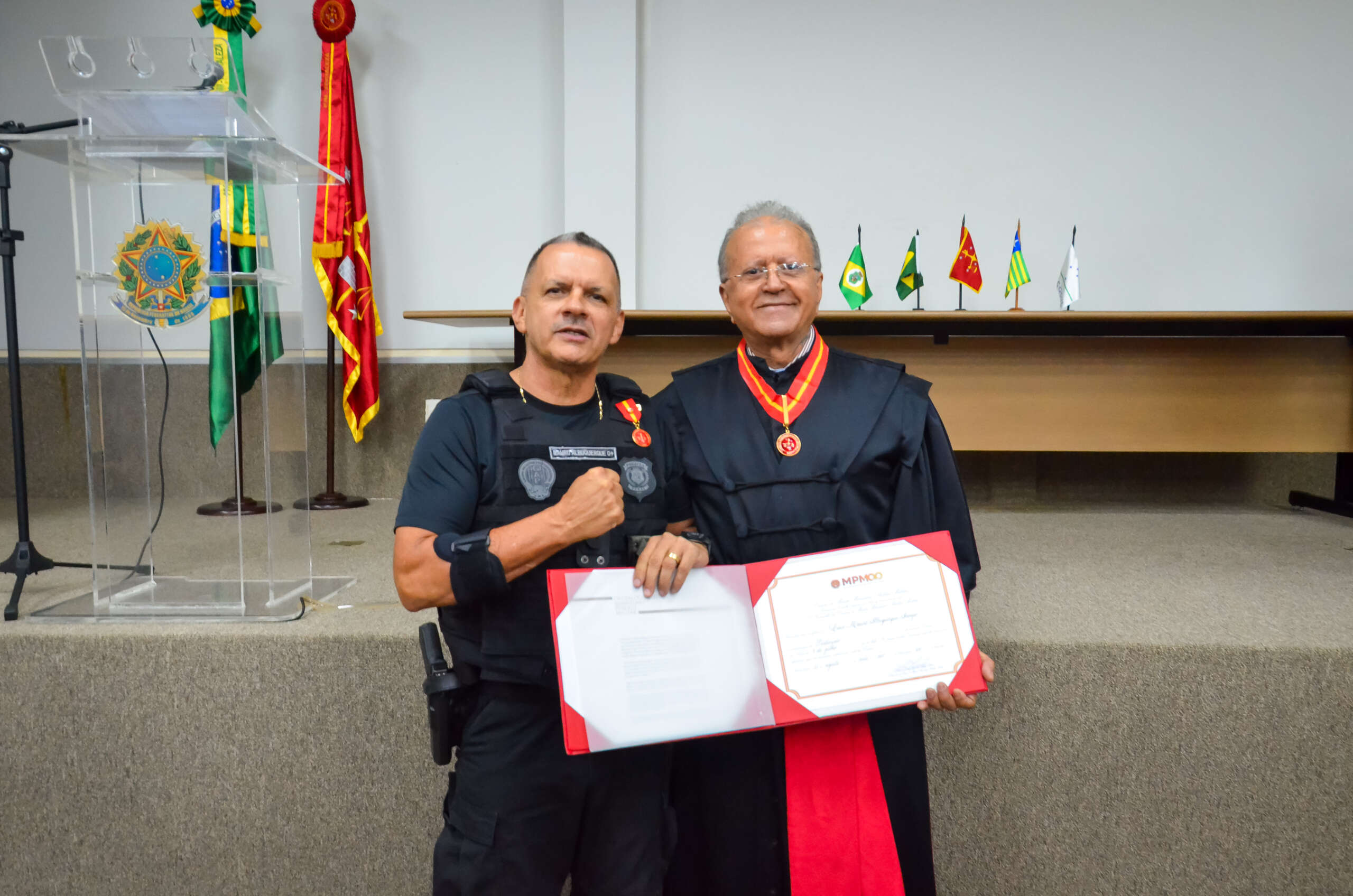 Secretário Mauro Albuquerque recebe comenda da Ordem do Mérito do Ministério Público Militar