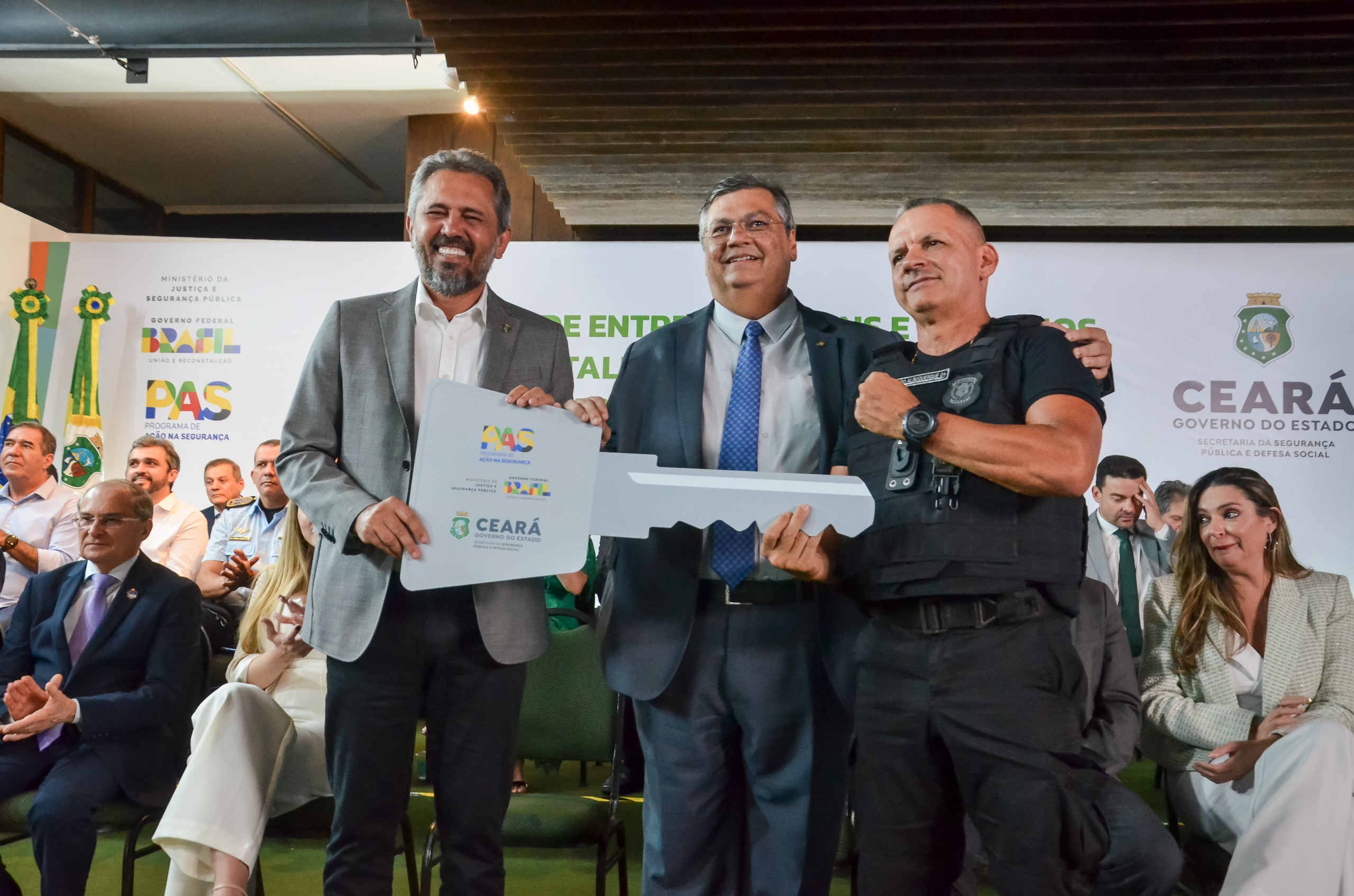 Ministro Flávio Dino entrega novos veículos para o sistema penitenciário do Ceará e anuncia construção de unidade prisional para regime semiaberto